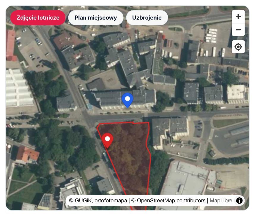 Ta sama działka z włączoną warstwą zdjęcia lotniczego, obrys na tle ortofotomapy GUGiK